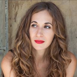 Marta Aledo 飾演 Bankangestellte