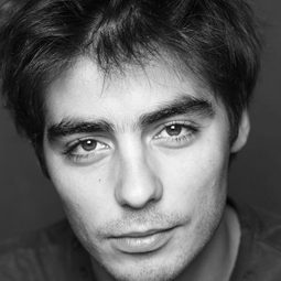 Vladimir Consigny 飾演 Doctor Felix Ray