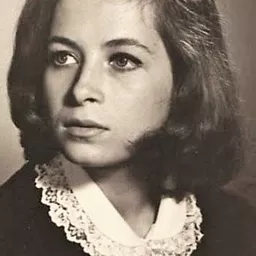 Irina Kuberskaya 飾演 Anna Pavlovna