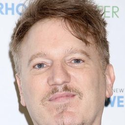 Dan Finnerty 飾演 Kevin