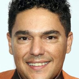 尼古拉斯·特圖羅 - 笨賊的祈禱演員 飾演Officer D'Agostino