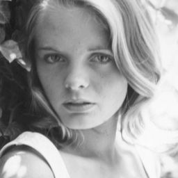 Julie Mannix 飾演 Nurse