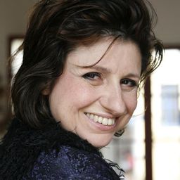 Marina Tomé 飾演 Lidia, Antonio's wife