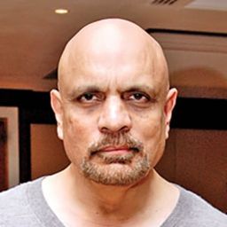 Bharat Dabholkar 飾演 Ezra's Father