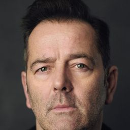 James Doherty 飾演 Martin