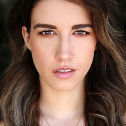 Alexandra Nell 飾演 Tegan