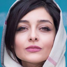 Sare Bayat 飾演 Razieh