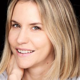 Sofie Hamilton 飾演 Frida