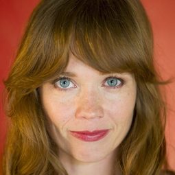 Virginia Newcomb 飾演 