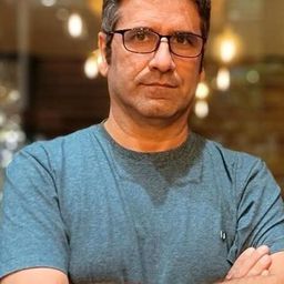 Ahmad Bahrami 飾演 Marriage registrar