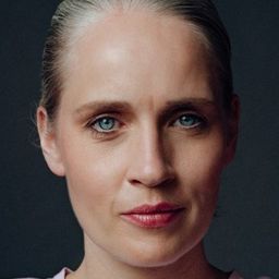 Claudia Helene Hinterecker 飾演 Aron's Sister