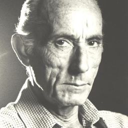 Manos Katrakis 飾演 Spyros