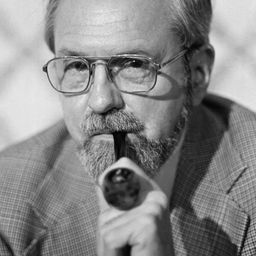 J. Allen Hynek 飾演 Self