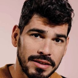 勞爾·卡斯提洛 - 天堂旅行演員 飾演Carlos