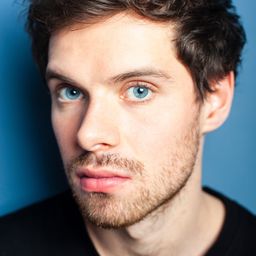 Philip Avdeev 飾演 Leonid