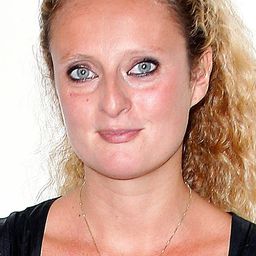 Aurore Auteuil 飾演 L'hôtesse accueil éditeur