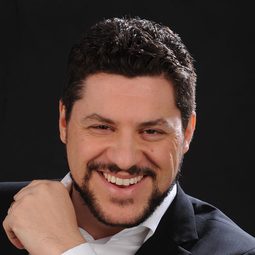 盧卡．薩爾西 飾演 Giorgio Germont