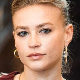 珍妮·古爾索 飾演 Sabrina