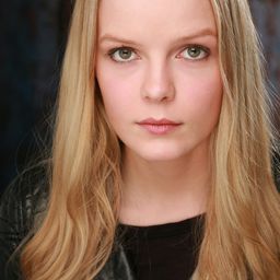 Ilva Holmes 飾演 Eva Thors