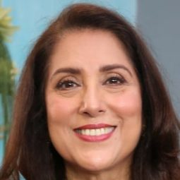 Samina Peerzada 飾演 Julie June