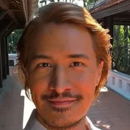 Thaweesak Alexander Thananan 飾演 Bartender