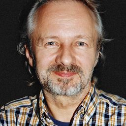 西斯多夫·史托因斯基 飾演 policeman Maniek