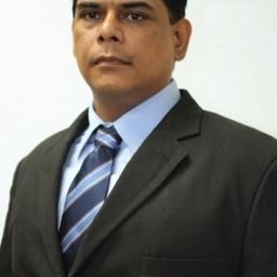 Mike Vergel 飾演 Lewis