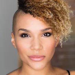 Emmy Raver-Lampman 飾演 Agent Verona Parker