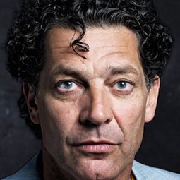 Gregor Bloéb 飾演 Michi Nussmbaumer