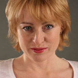 Joanna Borer 飾演 teacher