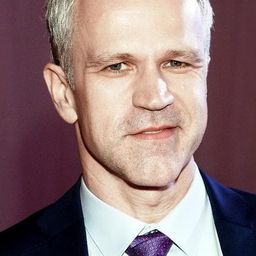 Radosław Pazura 飾演 Paweł Mayer