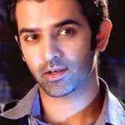 Bilal Aya 飾演 Kader Slimani