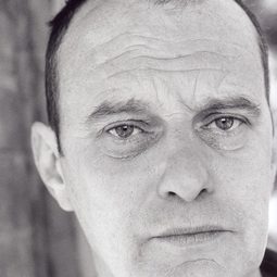 Phil Cornwell 飾演 Mayor Osbourne