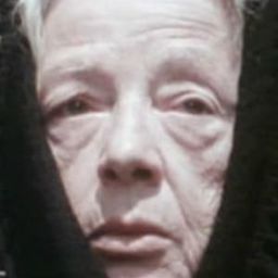 Ester Carloni - Firefighters演員 飾演Vecchia