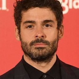 Nico Romero 飾演 Alfonso