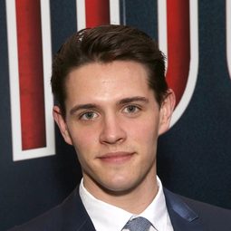 Casey Cott 飾演 Mike