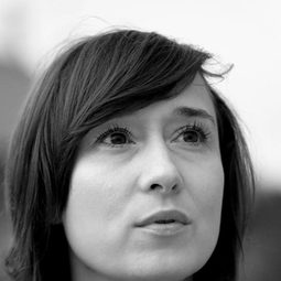 Dominika Bednarczyk 飾演 Bank Clerk