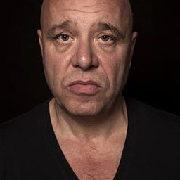 Manou Kersting 飾演 Father-in-law