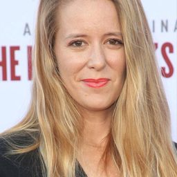 Zoë White 飾演 Self