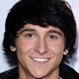 米契爾·穆索 - 魔怪屋演員 飾演DJ (voice)