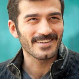 Ufuk Bayraktar 飾演 Taksici