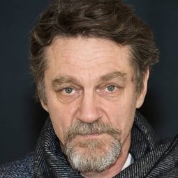 韋勒·維坦恩 飾演 John Hill