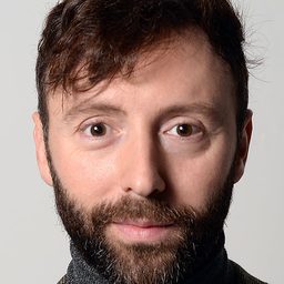 達佛尼斯·巴爾杜茲 飾演 Director