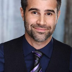 Bernardo Cubria 飾演 Officer Lang