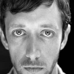 Rhodri Meilir 飾演 Bilious