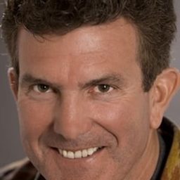 Alex Daniels 飾演 Cyborsuit