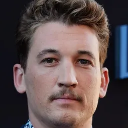 米爾斯泰勒 飾演 Lt. Bradley 'Rooster' Bradshaw