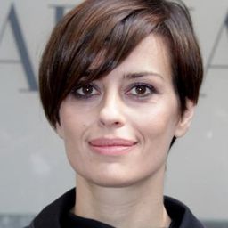 克勞蒂亞·潘朵菲 飾演 Tesla