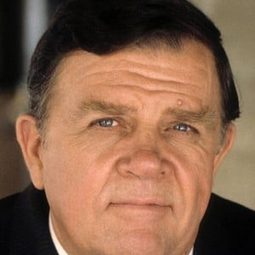 Pat Hingle - When You Comin' Back, Red Ryder?演員 飾演Lyle Striker