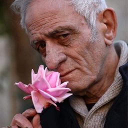 Hama Rashid Haras 飾演 Aziz (Rojin's Father)